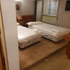 Habitación Estándar con 2 Camas Individuales